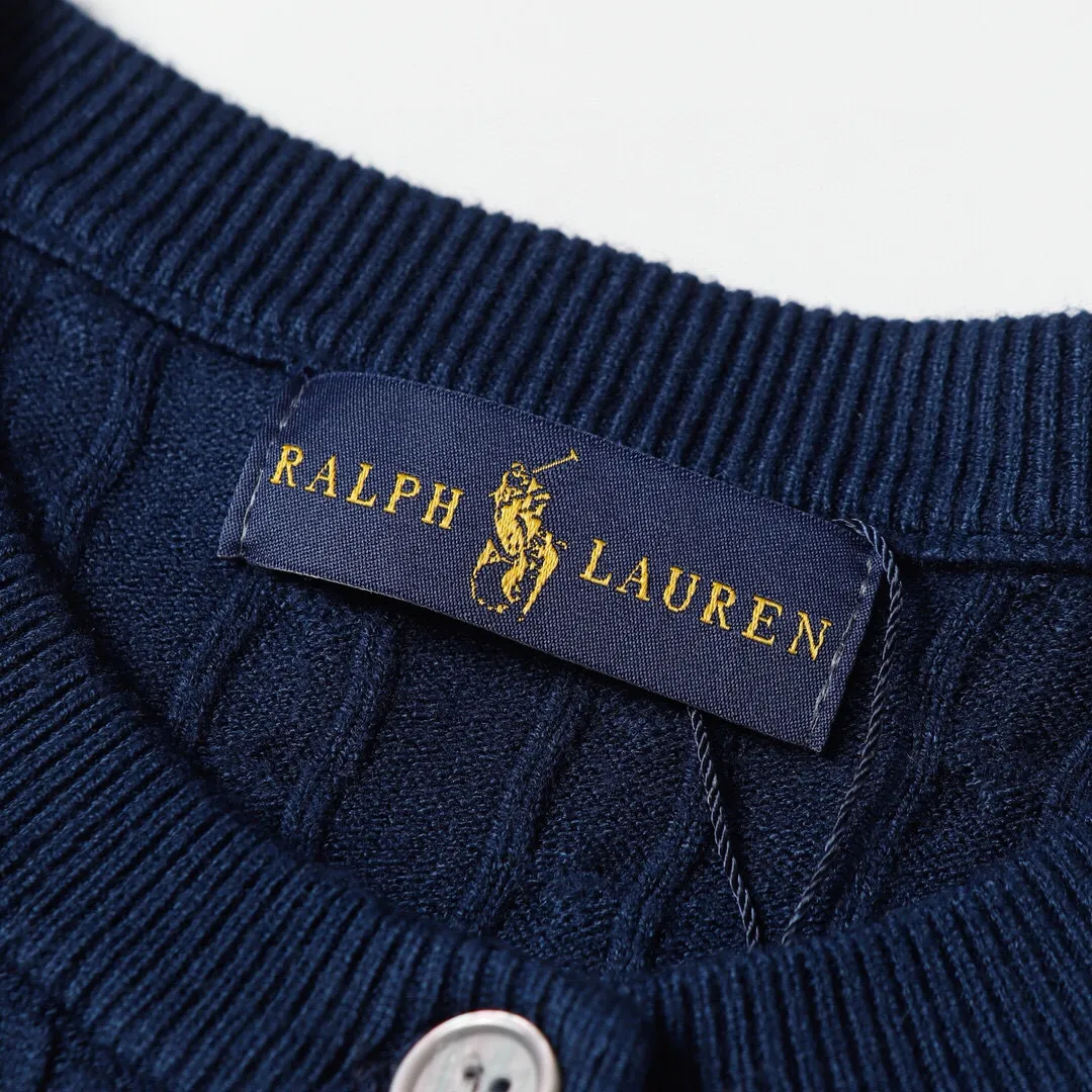 P166 Style No.: 602 -Ralph Lauren RL cardigan with classic war horse logo embroidery on the chest, long-sleeved sweater sweater jacket -The item is made of custom-dyed and custom-spun yarn, purchased from the original version. A full set of customized accessories. Details determine success or failure. Heavy new autumn and winter style. The weight of the item is as high as 800 grams. It is soft and delicate and does not tie the body. The upper body effect is very nice. Loose fit. Women's style. -Color: black, off-white, milk tea, light gray, dark gray. Navy blue red khaki red - Size: S / M / L S size 80-100 catties M size 100-120 catties Large size 120-135 catties